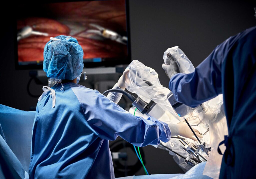 M&eacute;dicos realizando a cirurgia rob&oacute;tica
