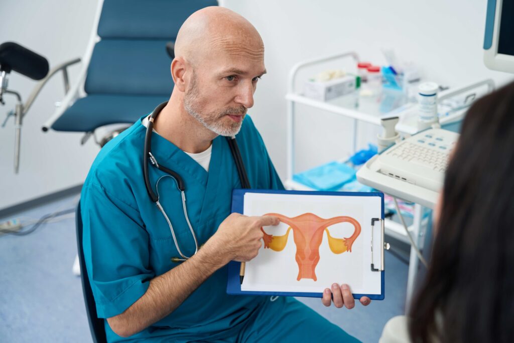 M&eacute;dico explicando sobre o c&acirc;ncer de colo de &uacute;tero