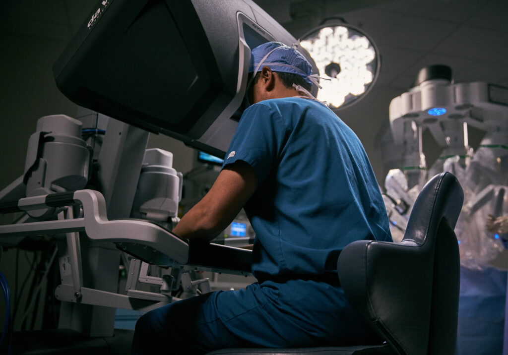 M&eacute;dico operando o rob&ocirc; Da Vinci