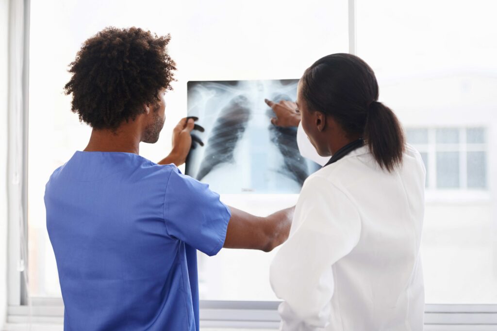 M&eacute;dicos avaliando o exame de um paciente com suspeita de tuberculose